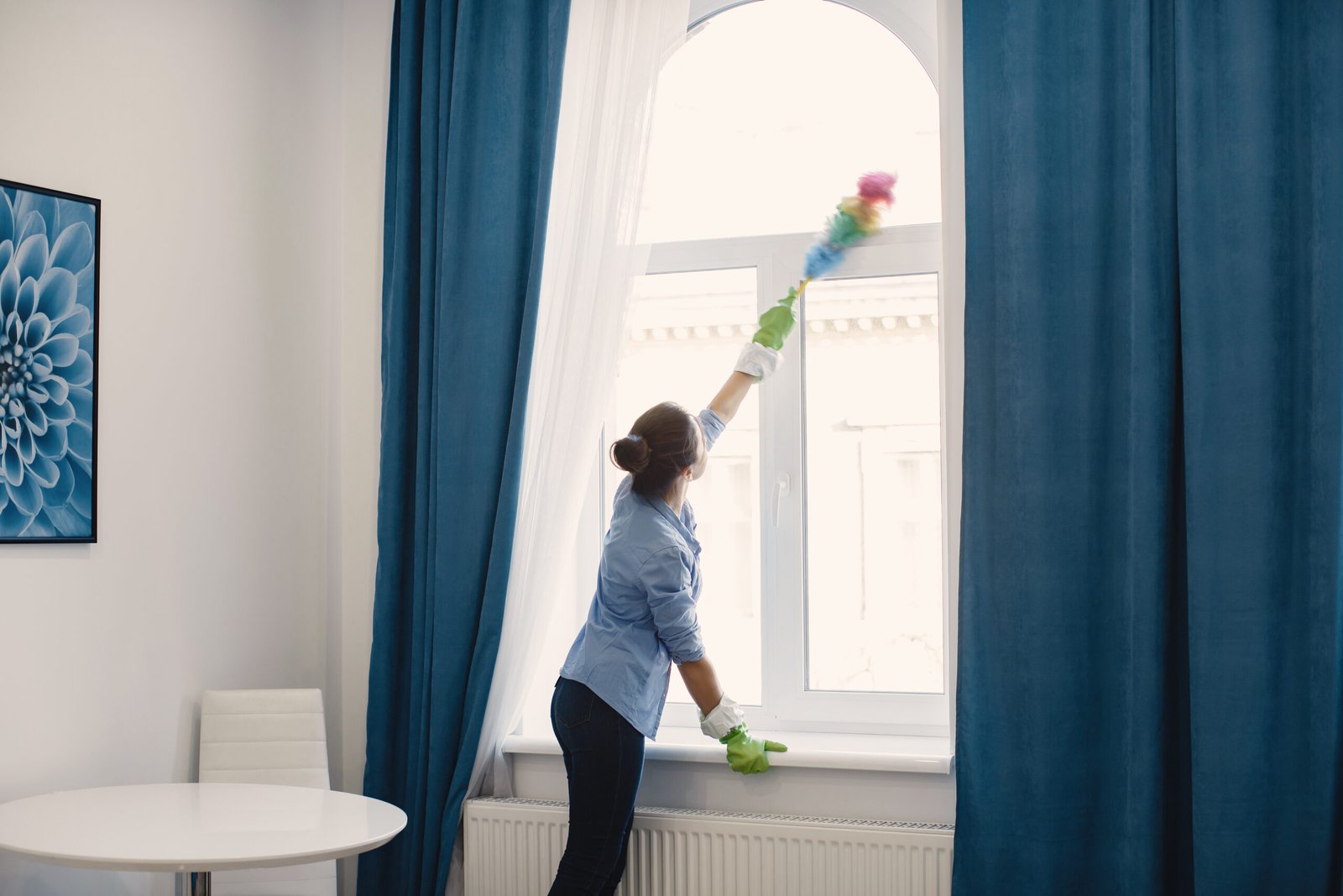 Städare utför hemstädning i ett rent och ljust hem